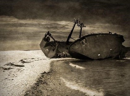 Egyszer történt egy hajótörés, amit csak egy ember élt túl. Őt a víz egy lakatlan sziget partjára vetette....