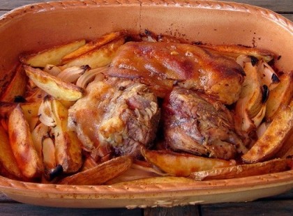 Köményes csülök pékné módra cserépben