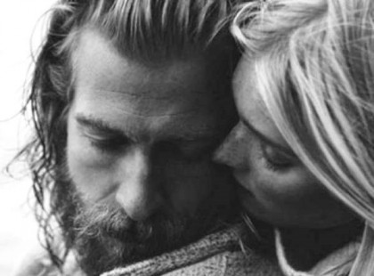 A szerelmet a földön túlról hozza magával az ember, ezért nevezik szentnek ezt az érzelmet. Bizony a földön csodaszámba megy az, ha valaki biztosan rátalál a párjára. Az igazira, akivel lelkében és testében ugyanegy, akiket, a példaszó szerint, egymásnak teremtett a nagy természet. Ezért olyan kevés a boldog házasság. Ezért jár az emberek legnagyobb része szerelem nélkül végig a világon. Szerelem! Az igazi szerelmet csak a nagyon kiválasztottak ismerik. Krúdy Gyula