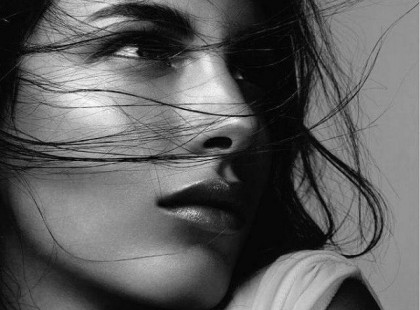 Olyan ostoba dolog ez a várás. Várunk valamire, valami bizonytalanra. Vagy, hogy jobb legyen, kicsit más, várunk egy megérkezést, egy szót, várunk egy mosolyra, talán nem is tudjuk mire várunk, csak várunk és várunk.. És az idő közben tova száll, de mi csak várunk tétlenül.