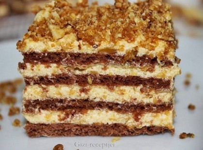 Kakaós lapok, karamellás krémmel töltve, és dió-grillázzsal megszórva.