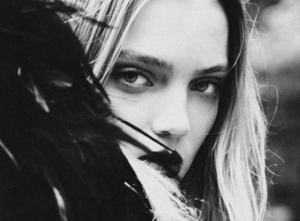 Ha hosszú az út, örülj, ha nem jön könnyedén, adj érte hálát, mert az csak azt jelenti, hogy valami nagyon nagy dolog vár rád. Nagyobb, mint amit el tudnál képzelni, és nagyobb, mint amit most el tudnál bírni. Hagyd, hogy az élet megedzen, erősebbé tegyen, bátrabbá, hogy el tudd fogadni azt, ha jön a pillanat, ami mindent megváltoztat majd. Hiszen nem törődhetsz bele abba, hogy az élet annyi, hogy egy olyan megállóban ragadsz, ami nem ott van, ahol lenned kell. Az élet arról szól, hogy megtaláljuk a vonatot, ami hazáig visz. Ha kell, akkor bizony néha egyedül haladunk az úton, sétálunk a homokban, a porban, a sárban, harcolva mindennel, csak hogy elérjünk oda, ahova a szívünk húz - de soha nem adjuk fel, és soha nem teszünk le arról, hogy van otthonunk. Ugyanis van, létezik, hiszen senki sem születik hontalannak. Mindenki számára van egy hely és egy pillanat, amikor azt érzi, MEGÉRKEZETT.