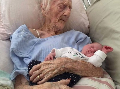 Az élet kezdete és az élet vége egy képben, egyetlen pillanatban. A 101 éves dédmama a betegágyán ölelhette magához először dédunokáját. A születés csodája és úgy érezzük a halál véglegességének a szele érint meg minket. De a csodálatos szeretet ölelését is látjuk, a törékeny idős hölgy kapaszkodó ölelést, a dédunokájába, az életbe....