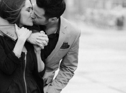 Van olyan szerelem, amelynek véget vetünk, de valójában soha, soha nem lesz vége. Egy darabig gondolatainkban időzik, szellemként kísért bármerre megyünk, bárhova nézünk, míg egy nap, lassan elszenderedik. Elalszik. Szunnyad. Talán vár. Várja a beteljesülést, ami lehet, hogy soha nem jön el. Az igaz szerelem, ha nem is teljesül be soha, mindig bennünk marad, olykor észrevétlenül megbújva, mély álomba zuhanva, olykor mindent elárasztva, mindent… elragadva. /Manna OWell/