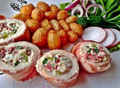 Magyaros, krémsajtos göngyölt csirkemell