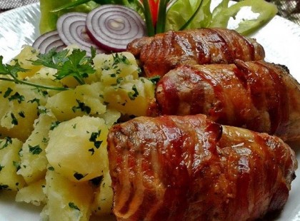 Fűszeres csirkeszárnyak baconbe tekerve