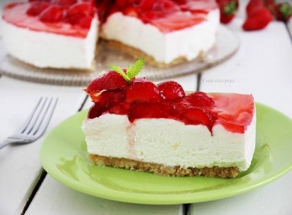 Csokoládés sajttorta eperrel. Még sütni sem kell, csak gyorsan összedobjuk, és irány a hűtő.