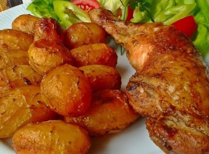 Sült csirkecombok tepsis újkrumplival