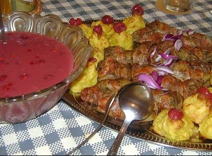 Baconbe tekert, pácolt sült csirkemáj, meggy szósszal és sütőben sült krumplipüré halmocskákkal