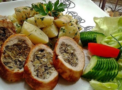 Gombás tojással töltött csirkemell