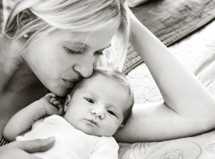 Karen Hawkins: Nincs még egy olyan kötelék, mint amely egy anyát köt össze a gyermekével. Semmi nem tudja hangosabban megénekeltetni a szívedet, vagy megremegtetni a térdedet...