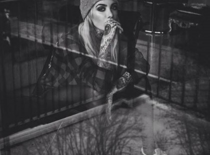 Ne raktározd tovább a fájdalmat, engedd el, menj tovább, ne bénítsd magad olyan emlékképekkel, amik már soha nem történnek meg újra. Nyitottnak kell lenned az újra, mert másképp örökre benne ragadsz egy érzésben, ami, ha nem vigyázol, csak az őrületbe fog kergetni. Lépj túl rajta, nincs rá szükséged. Ha képtelen vagy rá, készülj fel a legrosszabbra: az utolsó boldogságcseppet is kicsavarja a szívedből, majd darabokra tépi, te meg semmit sem tudsz tenni ellene egészen addig, amíg meg nem érted, hogy a szeretet nem bánt, nem sebez, nem akar fájdalmat okozni. Ellenben támogat, fogja a kezedet, és erőt ad, hiszen nem fél melletted lenni. Oravecz Nóra