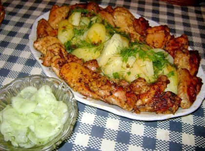 Friss fűszeres, fokhagymás csirkefalatok, ugyancsak friss fűszeres új burgonyával és kapros uborkasalátával.