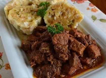 Vörösboros marhapörkölt zsemlegombóccal