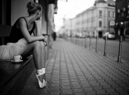 .. Ismered a mesét a lányról, aki csak a fiút akarta? És a fiúról, aki retteg a szürke hétköznapoktól? Aki nyughatatlan szívvel, űzött vadként rohan végig a világon, mert ha utoléri a szerelem, fél, hogy maradni akarna, fél, hogy mindent megmérgezne, beléd marna. Aki tudja jól, képtelen megadni azt, amire vágysz, nem áll készen rá, most vagy soha már. Aki azért marad távol, mert nem akarja többé látni szemedben a csalódást, a csalódást, amiért hagyta, hogy újra és újra belé szeress, hogy aztán újra és újra el kelljen engedd.