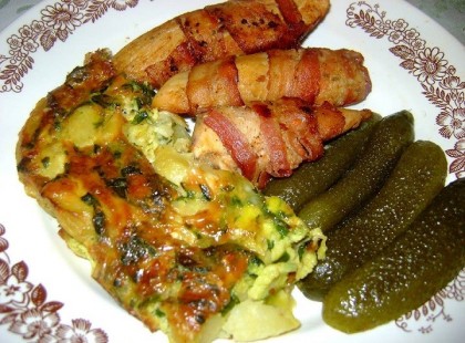 Bacon-be tekert csirkemell csíkok, medvehagymás-tojásos-sajtos-burgonyalepénnyel