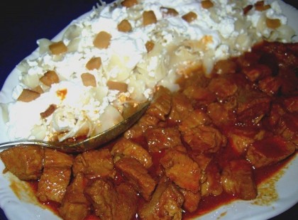 Sertéspörkölt, tepertős, túrós tésztával