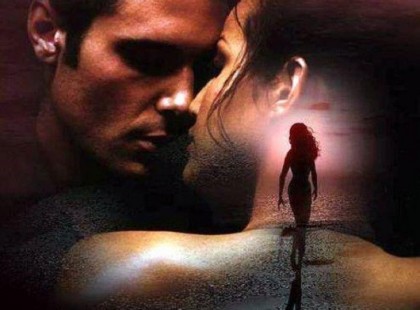 A távolság két ember között sohasem azon múlik, hogy milyen messze vannak ténylegesen egymástól. Mert ébredhetsz fel mellette, láthatod minden nap, de ha nincs meg a varázslat, ha nem vágysz rá, a közelségére az érintésére csak lefekszik melléd esténként az ágyba, akkor távolabb van tőled mindennél. S állhat közétek több ország, több száz kilométer mégis melletted és veled lehet nap mint nap. Szorosan a szívedben a lelkedben a mindennapjaidban. És amikor meghallod esténként a hangját akkor olyan, mintha ott lenne, mert édesen simogatóan szól hozzád. Mert érzed, hogy nem csak mondja a szavakat és te sem csak meghallgatod. Hirtelen kerek lesz a világ és minden kis puzzle darabka a helyére kerül. Nem kapkodva, nem meggondolatlanul, hanem lassan de biztosan és mint a fogaskerék egyik kereke , belesimul az életedbe, hogy aztán a szerelmetek , közös céljaitok mozgathassák tovább a fogaskereket….és ő megtanít rá, hogy nem csak fekete vagy fehér létezik. Hiszen ott van az a rengeteg szín ami megédesíti az életeteket.