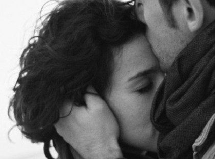 Akartalak… Mindennél jobban, mindenkinél jobban. Megtalálni, felfedezni, szeretni. Veled lenni, megélni az életet. Akartam. Akartalak. Aztán mást is akartam. Felejteni. Nem szeretni. Elveszíteni az úton, nem gondolni rád. Soha, soha, soha. Soha nem tudni rólad. De nem lehetett. Nem lehet. Felejteni, nem szeretni, elveszíteni. Csak egyet lehet. Megtalálni. Újra és újra és újra. Szeretni. Csitáry-Hock Tamás /Lélekkönyv/