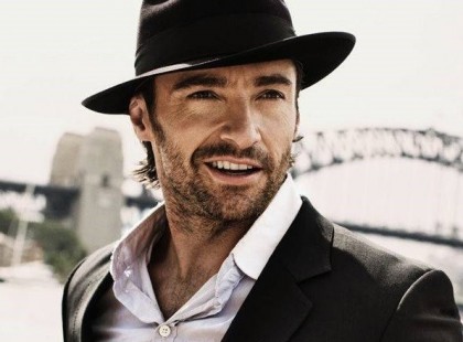 Manna OWell: ... Néha egy harmadik személy színre lépése kell ahhoz, hogy fellebbentse a fátylat egy néma boldogtalanságról, egy gyenge jellemről, az érzelmek múlásáról....