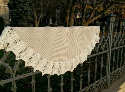 Egy fiatalember egymagában ült az autóbuszon. Kitekintett az ablakon. Alig múlt húsz éves, csinos, finom arcvonású fiú volt.