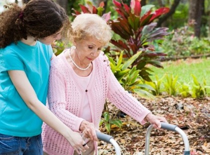Ha nehezemre esik majd a járás, hagyd, hogy beléd kapaszkodjam, ahogy én segítettem Neked az első lépéseknél. Ha beszélgetés közben elejtem a szavak fonalát, ne követeld, hogy lehajoljak érte, csak hallgass meg. Amikor pedig eljönnek az utolsó napok, ne hagyj magamra azért, mert szomorúnak vagy tehetetlennek érzed majd magad. Segíts az út végére érni. Én pedig egy cinkos mosollyal megköszönöm Neked, hogy együtt töltöttük ezt az időt: az Élet ajándékát!