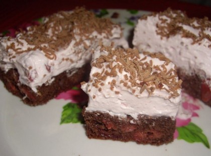 Meggyes piskóta tejszínes meggykrémmel, ennél finomabb gyümölcsös sütit el sem lehet képzelni!