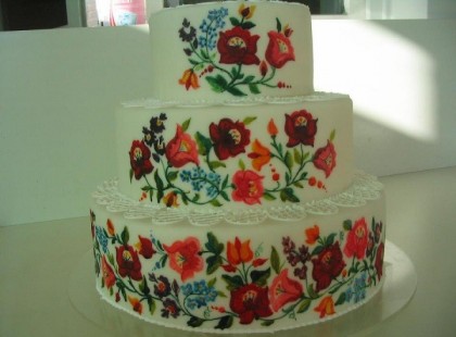 Ez az esküvői torta, annyira gyönyörűen magyar és varázslatos, hogy szinte vétek beleharapni. Ki ne kívánna ilyen bravúros küllemű tortát magának a nagy napon? Nyomj egy lájkot, ha szerinted is csodálatosan szép ez a torta! :)