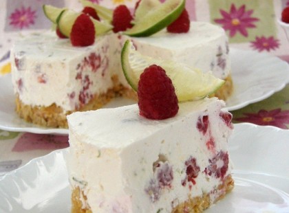 Sütés nélküli túrótorta málnával – fantasztikus édesség villámgyorsan!