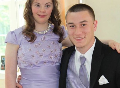 Csodálatos történet: Betartotta második osztályban tett fogadalmát és elkísérte Down-kóros osztálytársát a diákbálba!