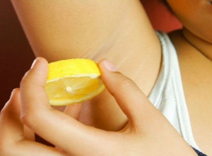 Fogta a citromot és bekente vele a hónalját. Erről a módszerről neked is tudnod kell!