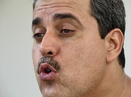 Csörög a telefon a rendőrségen. Felveszi a rendőr....