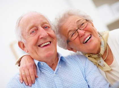 Egy öreg házaspár együtt hallgatja a prédikációt. Elhangzik ez a mondat: