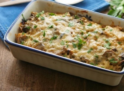 Gombás sajtos rakott tészta – alig fél óra alatt elkészíthető finomság!