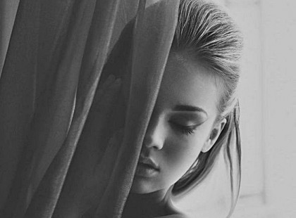 Nem akarom, hogy megbánd. Nem akarom, hogy egy napon rájöjj, hiba volt elengedned akkor. Hogy egyszer csak felbukkanj, és elém állj mindenre készen. Ez az ajtó már bezárult. És vannak olyan ajtók a szívünkben, amelyeket nem szabad többé kinyitni, lakatot kell rá tenni és elhajítani a kulcsot. Messzire. Mert már túl sokszor nyitottuk és zártuk, nyitottuk és zártuk, csak nyitottuk és zártuk…