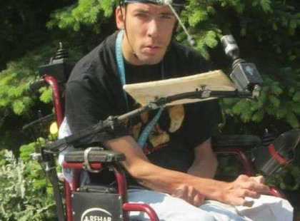 Segítsünk neki munkát találni ,osszuk meg minnél többen, ennyi emberből akad valaki akinek szüksége van Zoli munkájára..