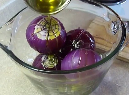 Bevágja a hagymát, majd olajat és ecetet tölt rá. Ezt a receptet imádni fogod!