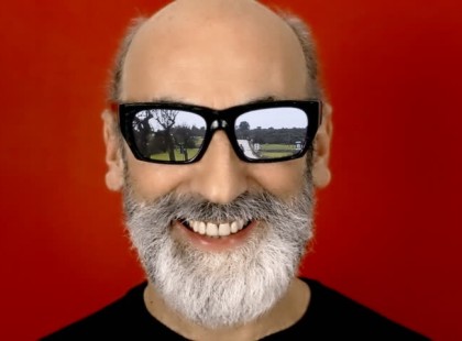 Egy vak férfi bemegy az étterembe. A pincér odaadja neki az étlapot.