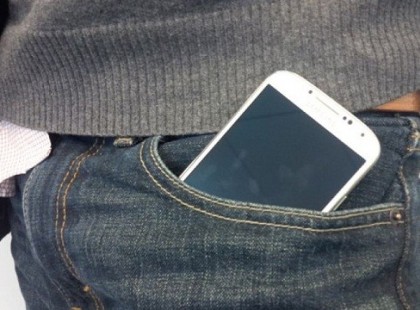 Nadrágzsebben tartod a mobilod? Azonnal szokd le, akár életveszélyes is lehet!