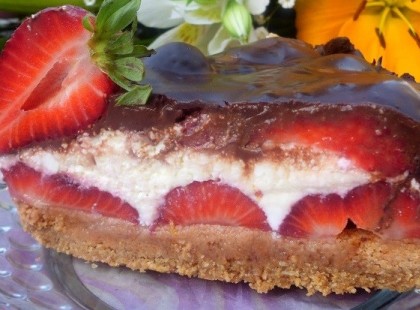 Sütés nélküli epres-csokis túrótorta