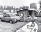 Kempingezés a Balatonon, na azok voltak az igazi nyarak :) Nem volt telefon csak beszélgetések, jókedv, sakk, kártya, fürdés :) Valamint rengeteg vállalati beutaló, amivel sok család évi 2 hetet legalább a Balcsi partján tölthetett, visszahozhatatlan sajnos. Ami azért növelte a családi összetartozást, ami a dolgos hétköznapokban kicsit kopik azért... Többen megtehették a nyaralást az biztos :) Emlékszel még a régi Balcsis sátoros nyaralásokra? :)