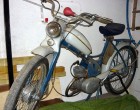 A jó kis Komár moci abban az időben jóval megbízhatóbb volt, mint a Riga. Egyébként meg jobban is nézett ki. Ez egy 1966 - os évjárat. Nagyapámnak pont ilyen volt és soha semmi gond nem volt vele. :) Attól eltekintve, hogy szenvedett vele egy csúnya motorbalesetet, de az nem a motor hibája volt és nem is az övé. Érdekessége a történetnek az, hogy amíg ő össze - vissza törte a csontajait a motor közel sem nézett ki olyan rosszul a baleset után... Nektek is ismerős ez a moci?
