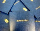 Érdekes kívülállóként szemlélni az otthoni bizonyítványosztást... amikor látod, hogy néhányan büszkén, elégedetten tértek haza az évzáróról, mások inkább hallgatnak. Érdekes megfigyelni milyen stratégiákat választanak a kitűnő bizonyítványt felmutatni nem tudó szülők - mire nem jó a facebook...