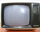 A régi junoszt tévére még emlékeztek? Nekünk piros színben volt és ha éppen nem működött akkor jól oda kellett sózni a tetejére és onnantól ment minden tovább :) Egy idő után nálunk kikerült a konyhába. Előnye volt az is, hogy antenna nélkül bejöttek rajta a szlovák csatornák :)