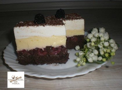 Meggyes,vaníliás krémes egy morzsa sem marad módra :)