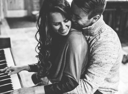 Hogy szeret-e valójában, vagy csak érzelmileg, vagy más okból függ tőled, onnan tudod tévedhetetlenül megállapítani, hogy mennyire érzed magad szabadnak mellette.