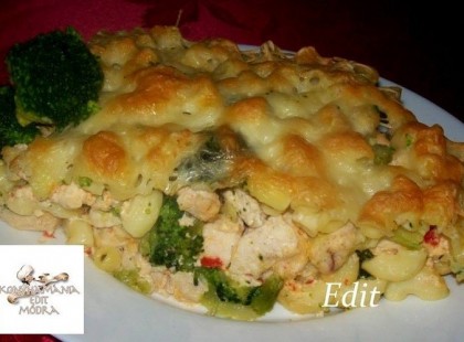 Csirkével-brokkolival rakott tészta