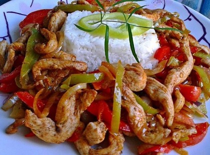 ZÖLDSÉGEKKEL SÜTÖTT CSIRKEMELL CSÍKOK