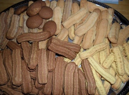 Darálós - avagy gépi keksz Egy jól bevált régi recept...gyorsan megy, és egyszerűbb, mint formákat szaggatni, kiadós...csak kell egy húsdaráló és az ahhoz való keksz formázó.