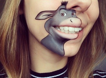 Adott ez a leányzó, akit viccesen kreatív tehetséggel áldott meg a sors. Nem győzöm újra meg újra végignézni a fotókat. A meséket ugyan ki ne szeretné? Nem kell ahhoz gyereknek lenni. Meg egy kicsit a lelkünk mélyén mindig gyerekek maradunk mi felnőttek is. Nos ez a nagyon tehetséges lány az ajkára festi ismert mesefigurák képeit olyan valósághűen, hogy megdöbbensz! Nyomj egy lájkot, ha Neked is tetszenek! :)